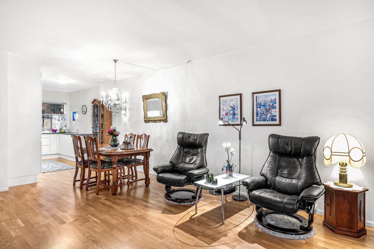 Behagelig oppvarming via gulvvarme i stue og kjøkken, radiator på andre oppholdsrom og varmekabler i entre og bad/wc. Galleribilde