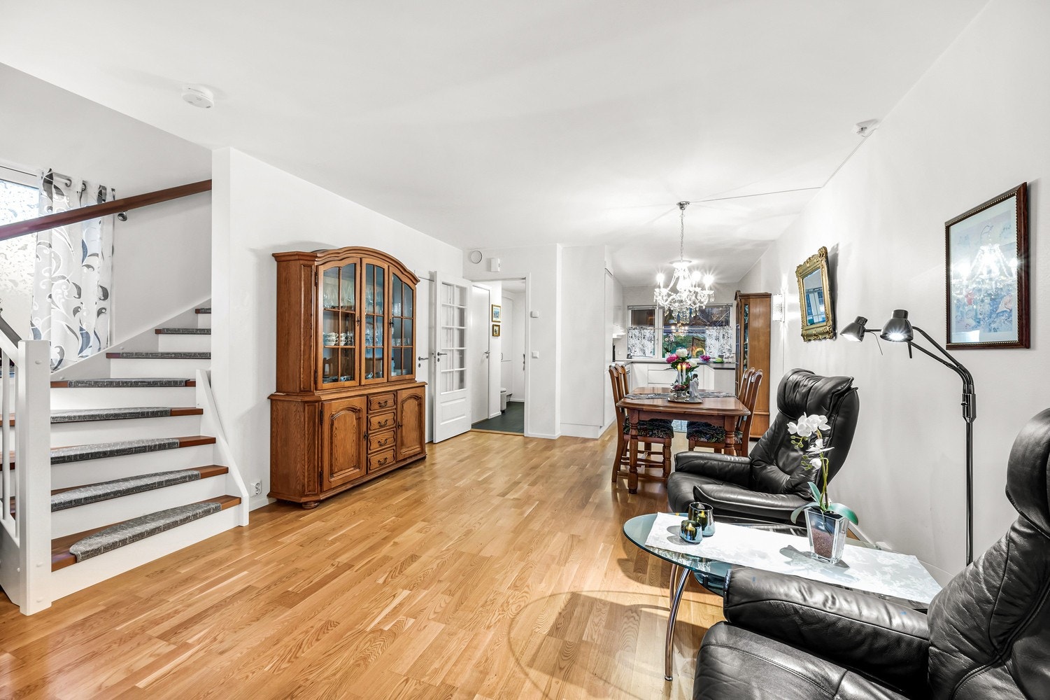 Rekkehuset byr på gode oppbevaringsmuligheter i en bod i kjeller og en under trappa. Galleribilde