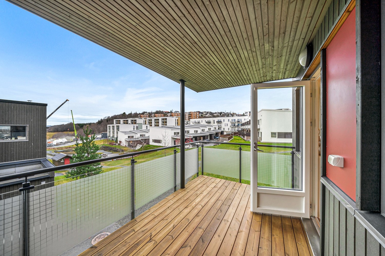 Her har du en romslig Sørvestvendt balkong på 10 kvm med god plass til diverse utendørs møblement. Galleribilde