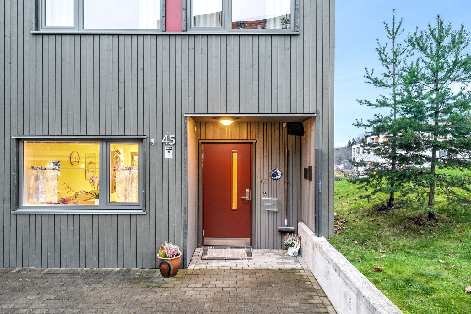 Hyggelig inngangsparti. Boligen ble ferdigstilt i 2015 og har en gjennomgående god standard. Galleribilde