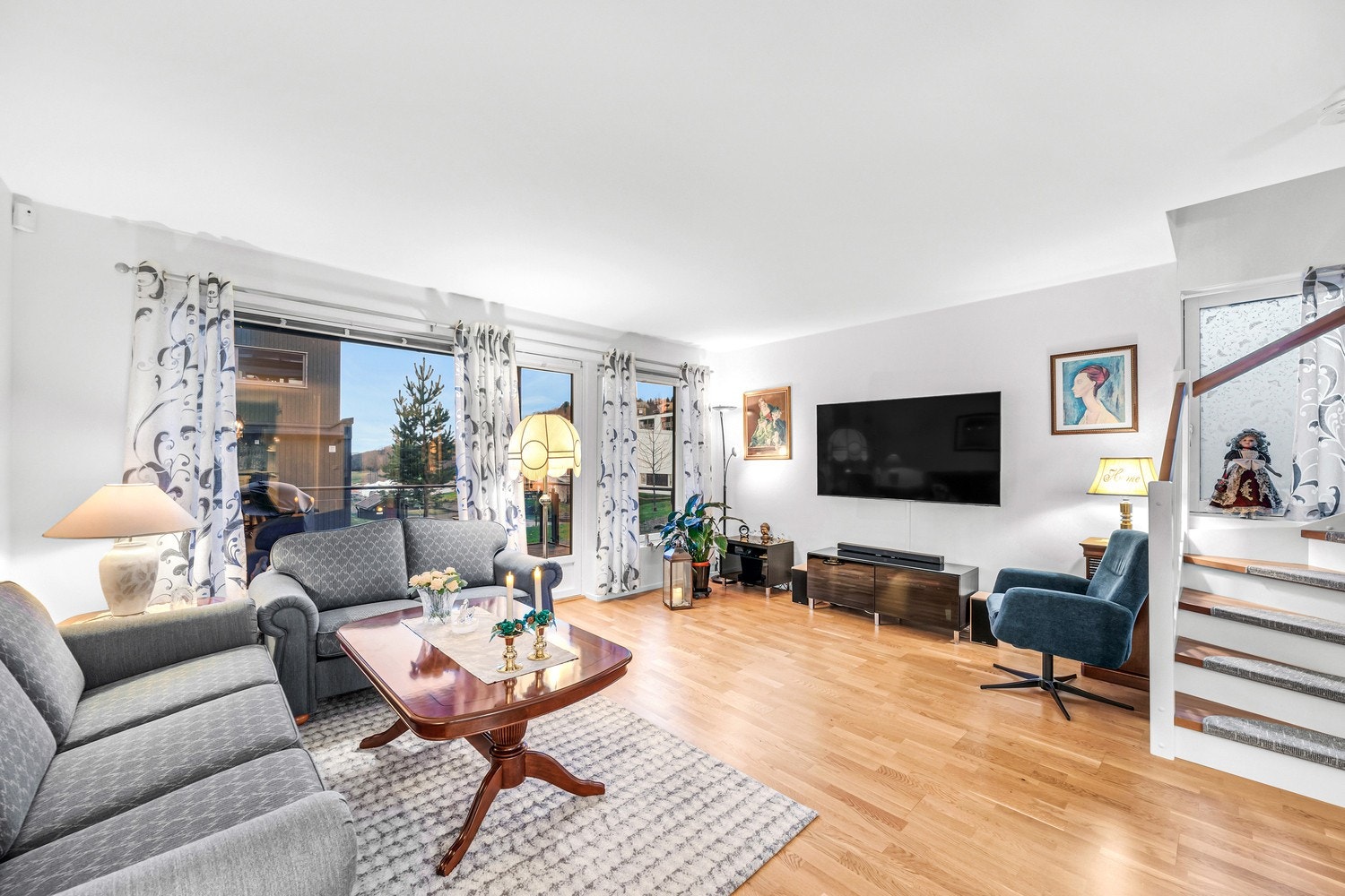 Rekkehuset har balansert ventilasjon og oppvarmes via fjernvarme og elektrisitet. Galleribilde