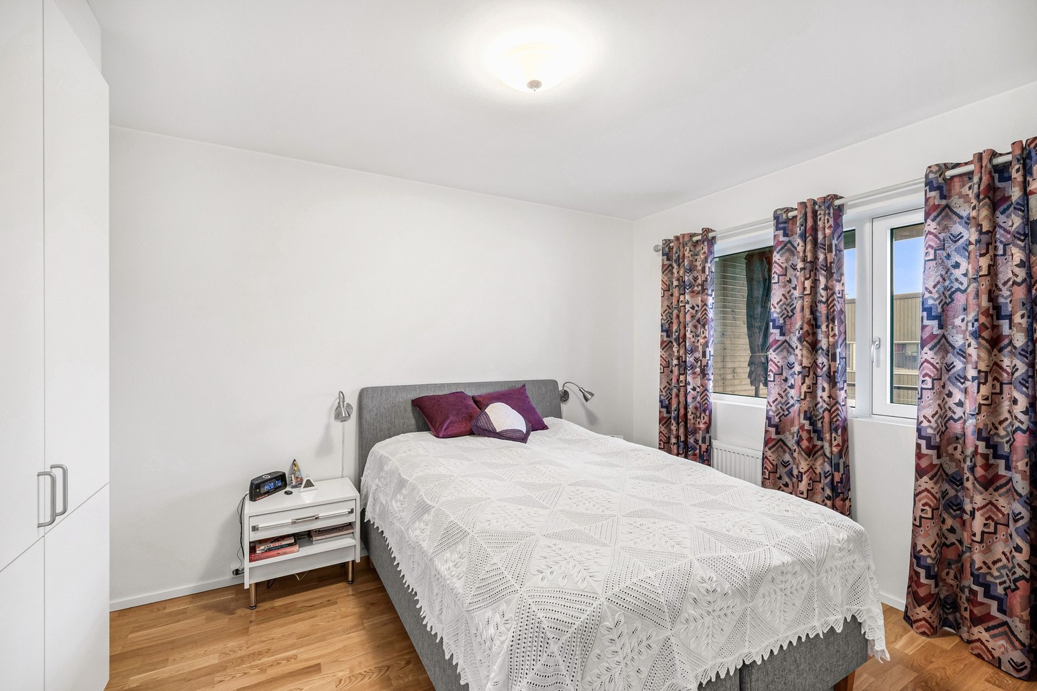 Soverom 1. Alle soverom er innredet med garderobeskap som medfølger. Galleribilde