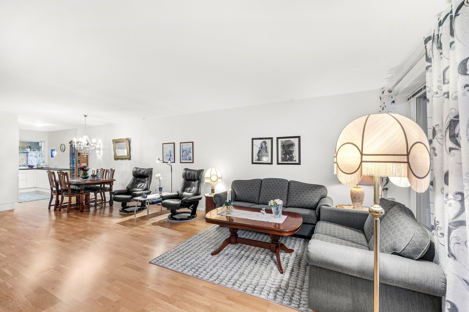 Stor og åpen stueløsning med plass til flere møbelgrupper. Galleribilde