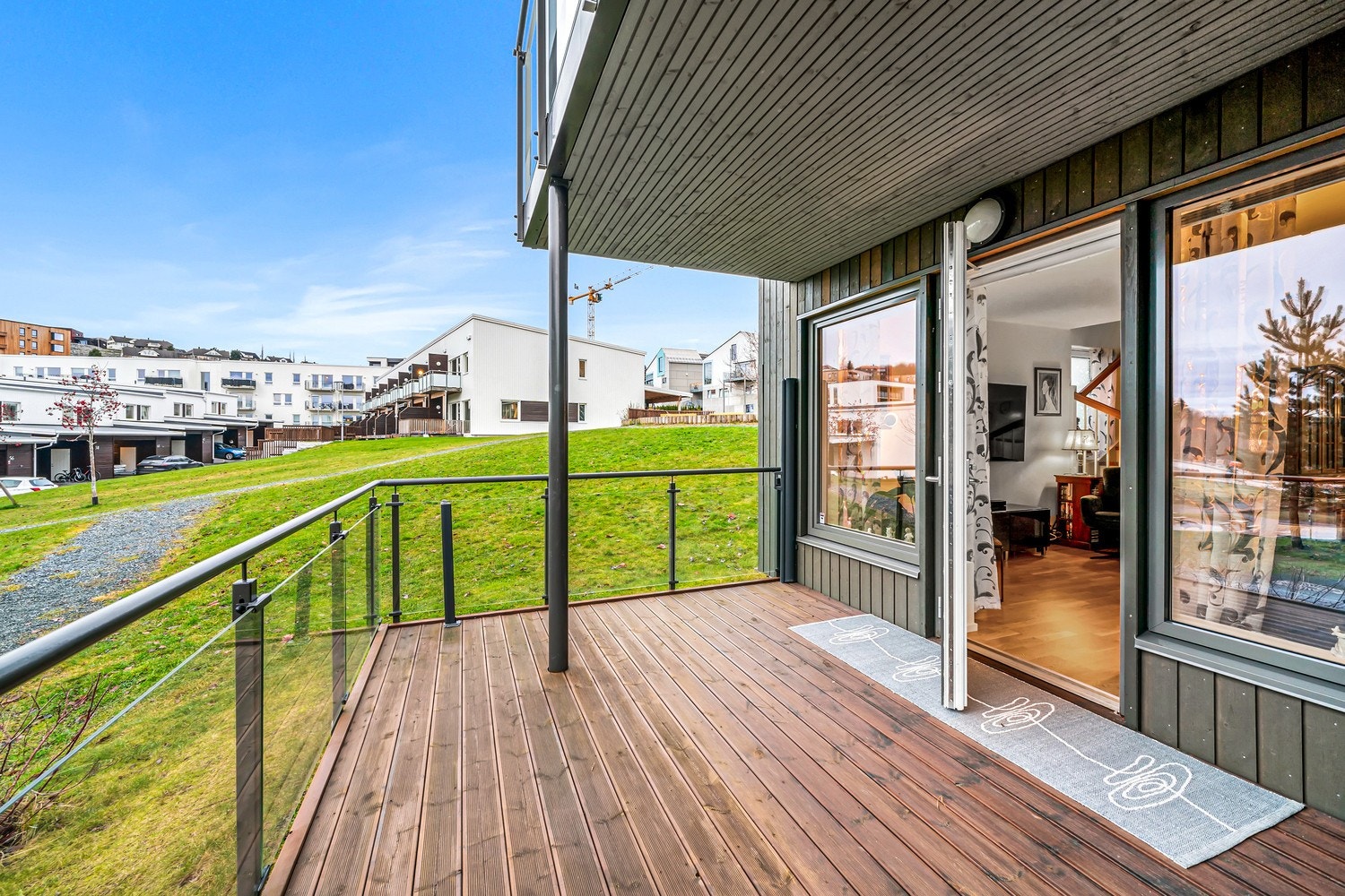 Sørvestvendt terrassen er på 14 kvm som byr på meget gode solforhold. Galleribilde