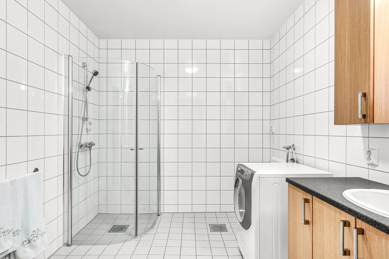 Opplegg for vaskemaskin på badet. Galleribilde