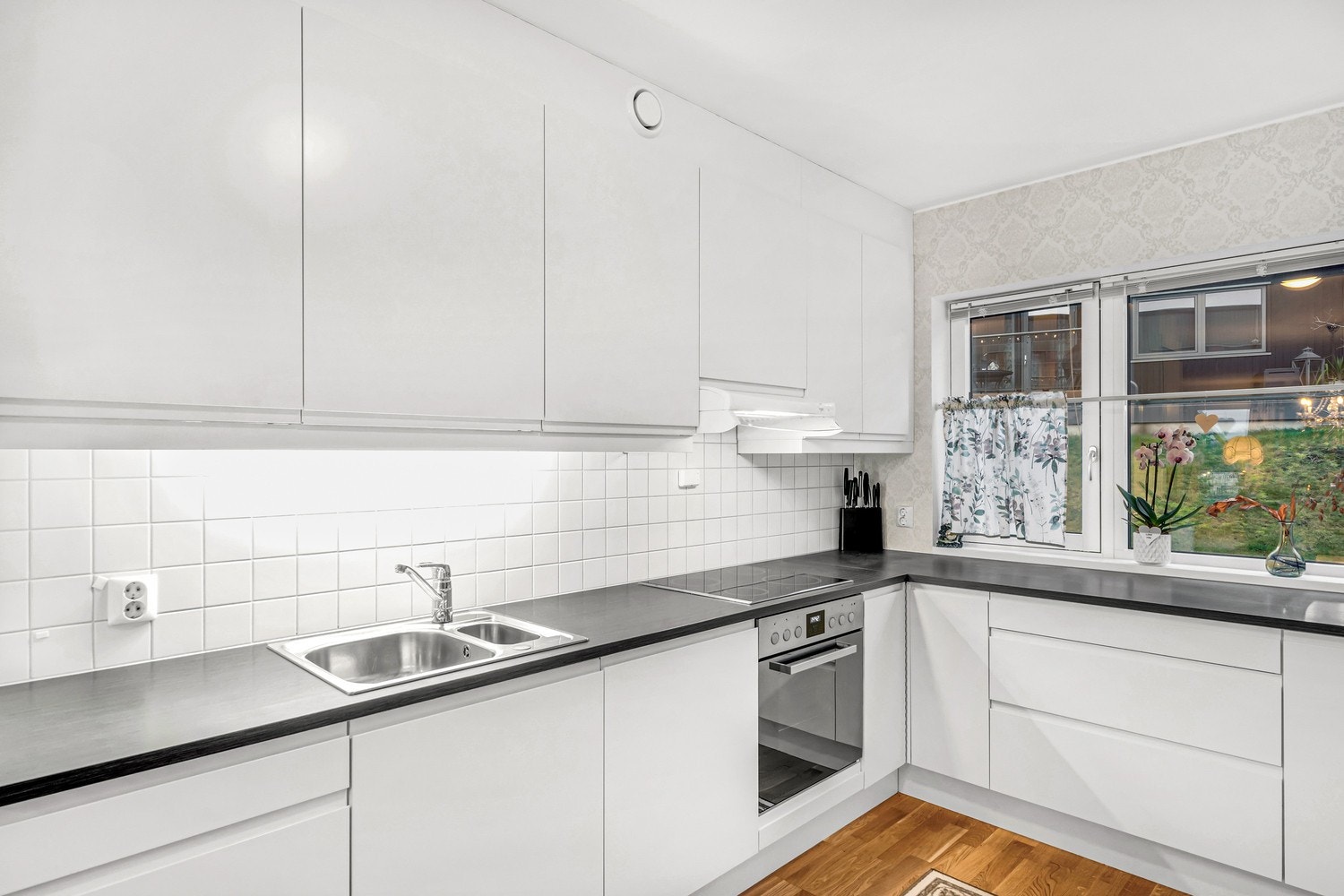 Integrerte hvitevarer som oppvaskmaskin, stekeovn,
platetopp og kjøle- og fryseskap. Galleribilde