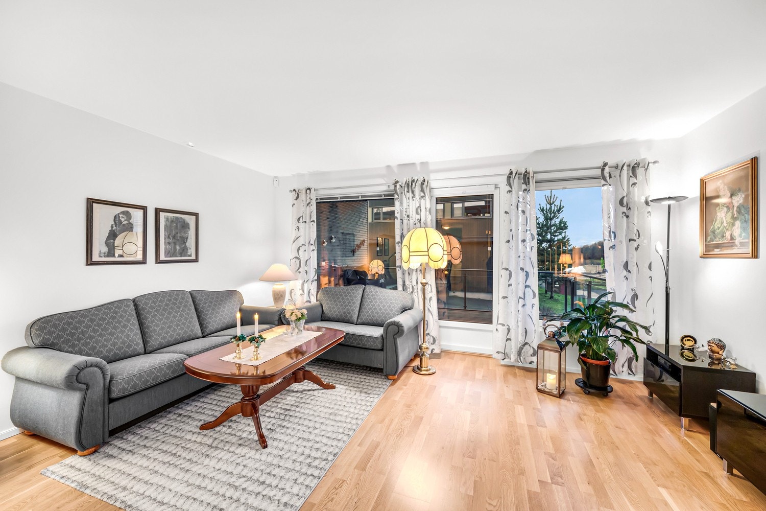 Fra stuen er det utgang til en herlig terrasse. Galleribilde