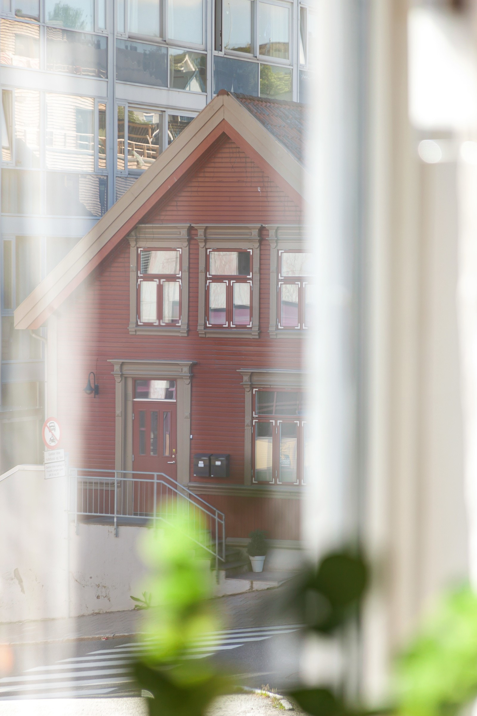 Fra vindusflatene har du utsikt over det yrende bylivet