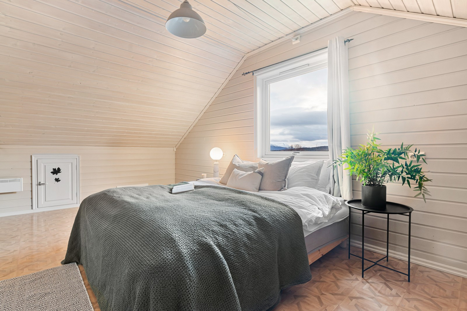 Her er det flere møbleringsmuligheter og flott utsikt fra vinduet!