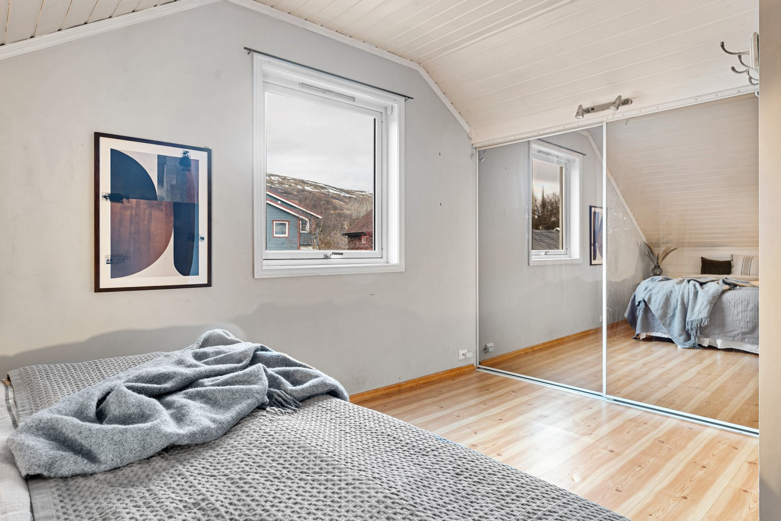 Soverom 2 har skyvedørsgarderobe med helfigursspeil