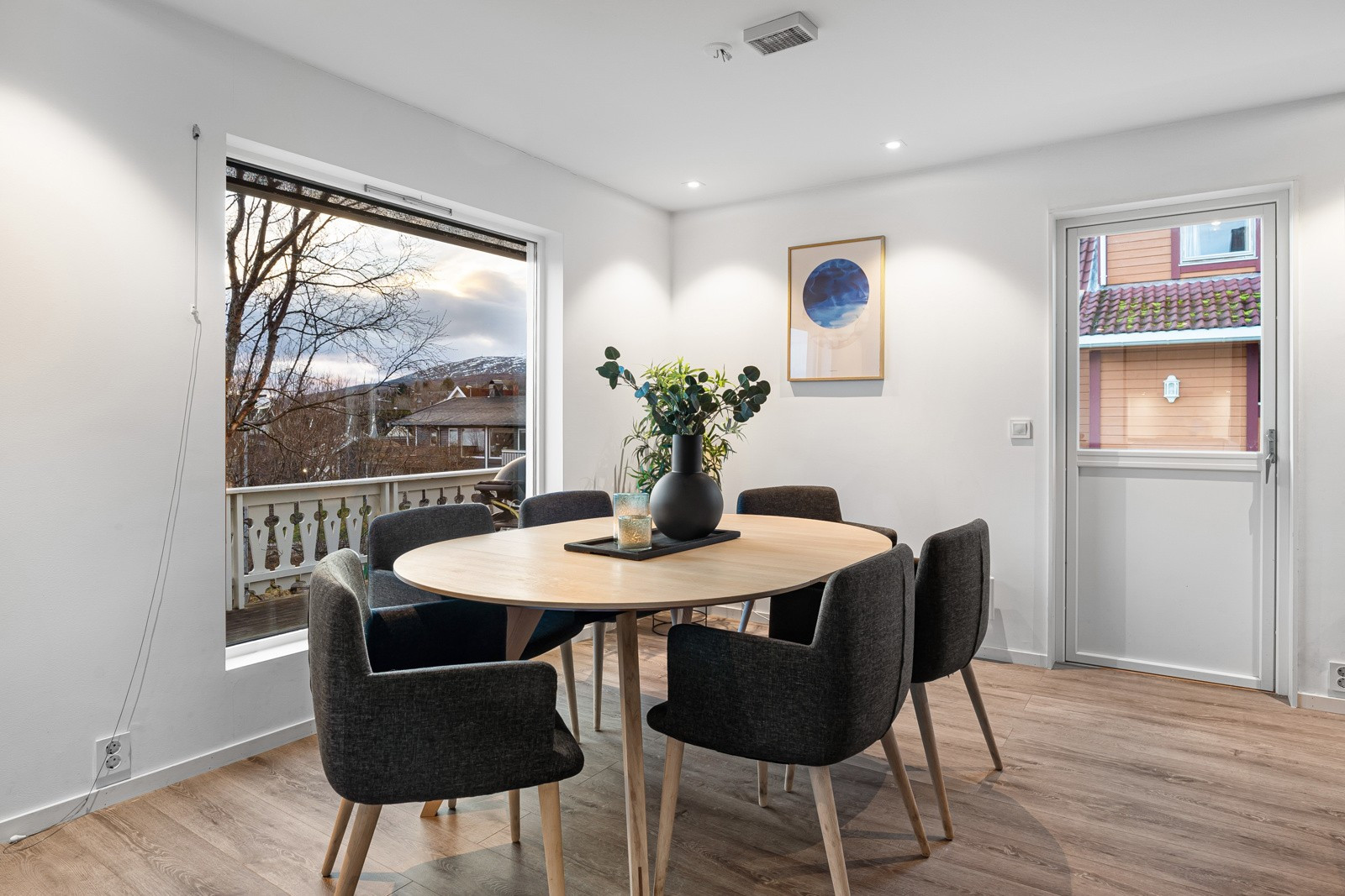 Fra spisestuen er det utgang til veranda