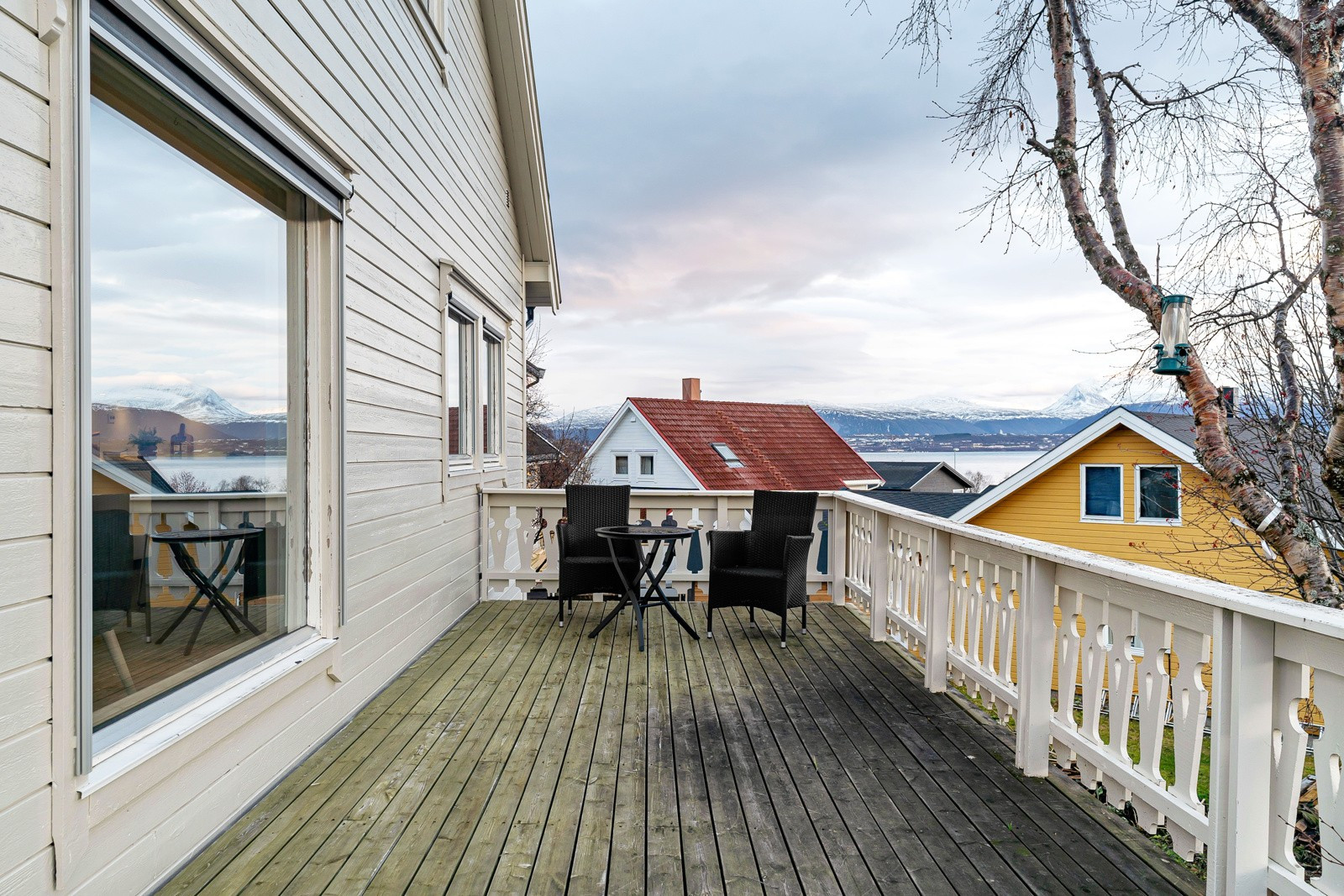 Fra spiseplassen er det utgang til herlig veranda med utsikt over nabolaget, sjøen og fjellene!