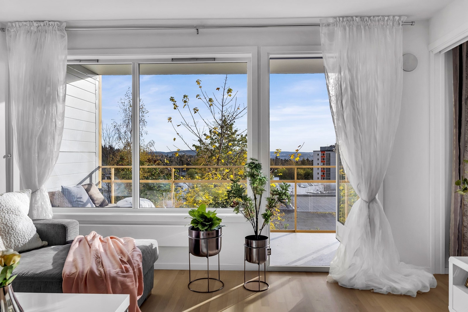 Store og flotte vinduer og balkongdør fra 2002 som gir godt med naturlig lys. Galleribilde