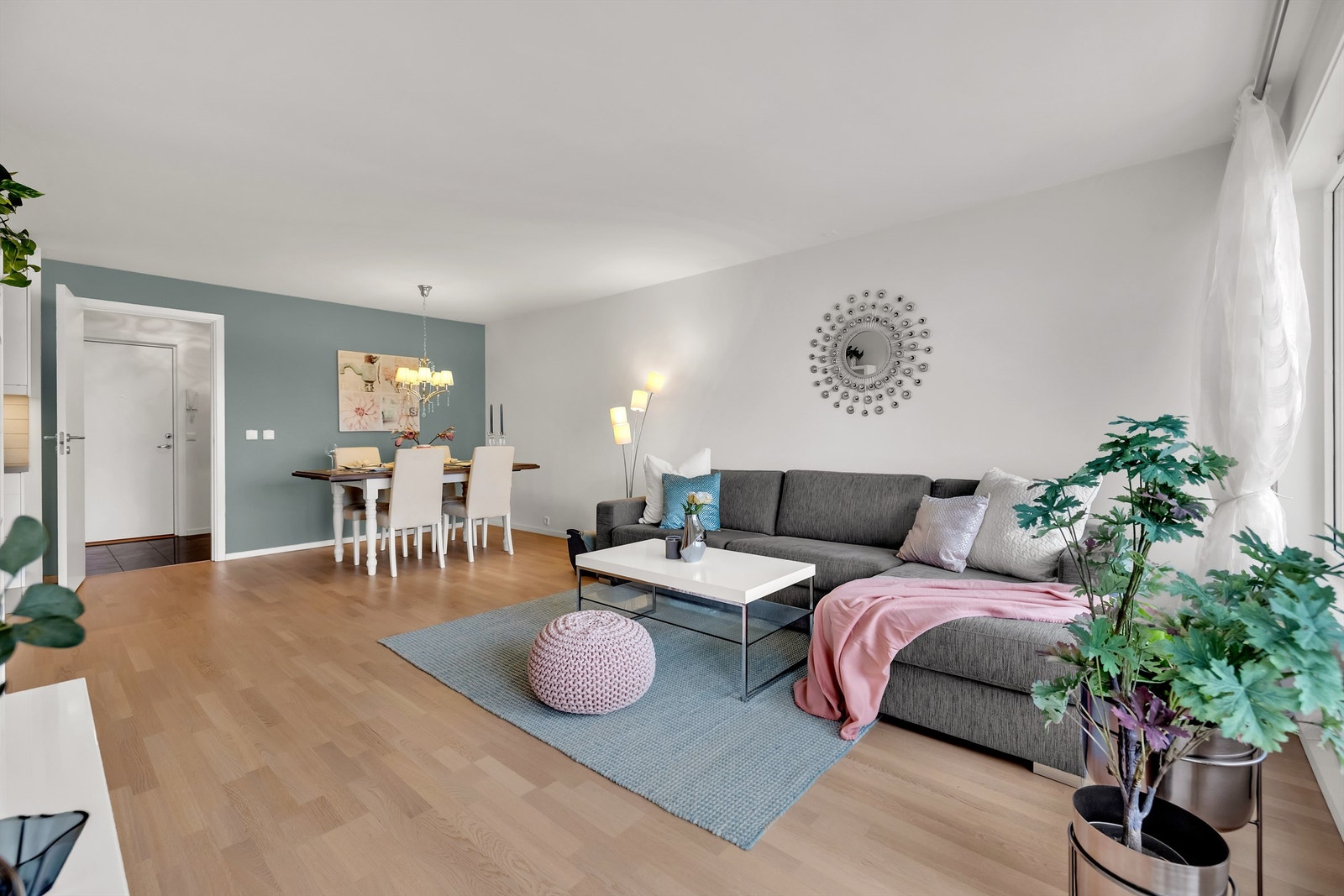 Romslig stue med god plass til spisebord og sofaseksjon. Galleribilde