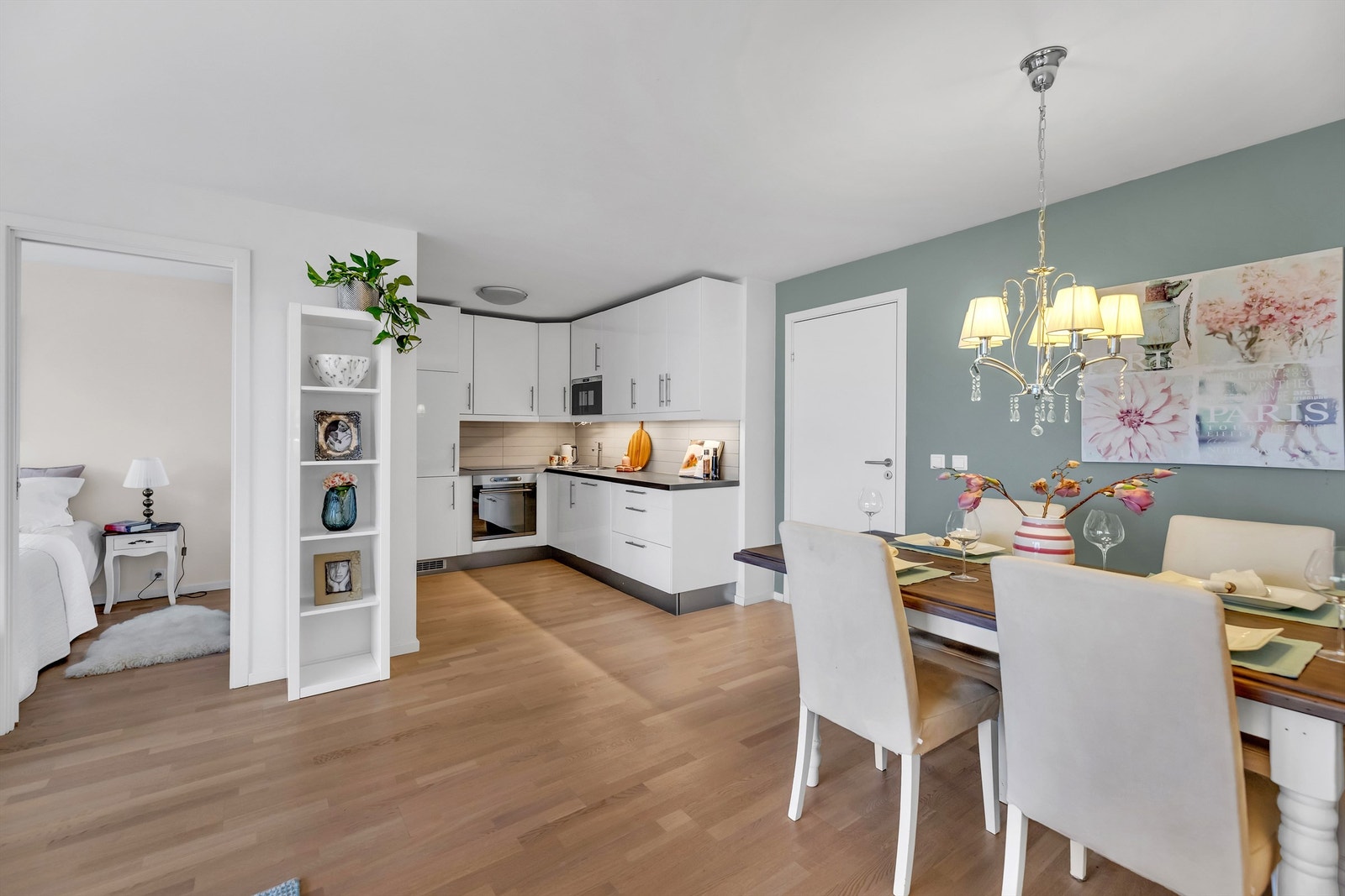 Pent kjøkken med åpen løsning til stue. Galleribilde