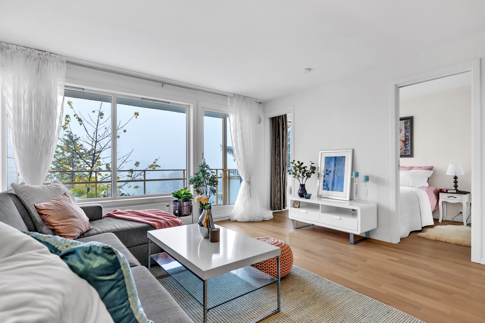 Store og flotte vinduer og balkongdør fra 2002 som gir godt med naturlig lys. Galleribilde