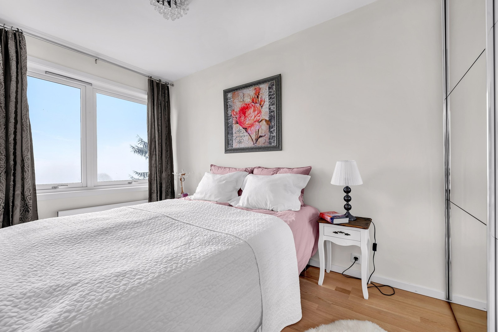 Soverommet kan innredes med dobbeltseng og nattbord på hver side av sengen. Galleribilde