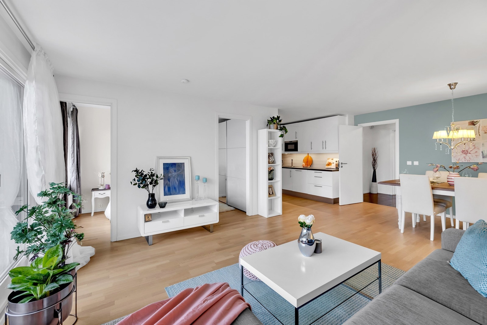 Romslig stue med god plass til spisebord og sofaseksjon. Galleribilde