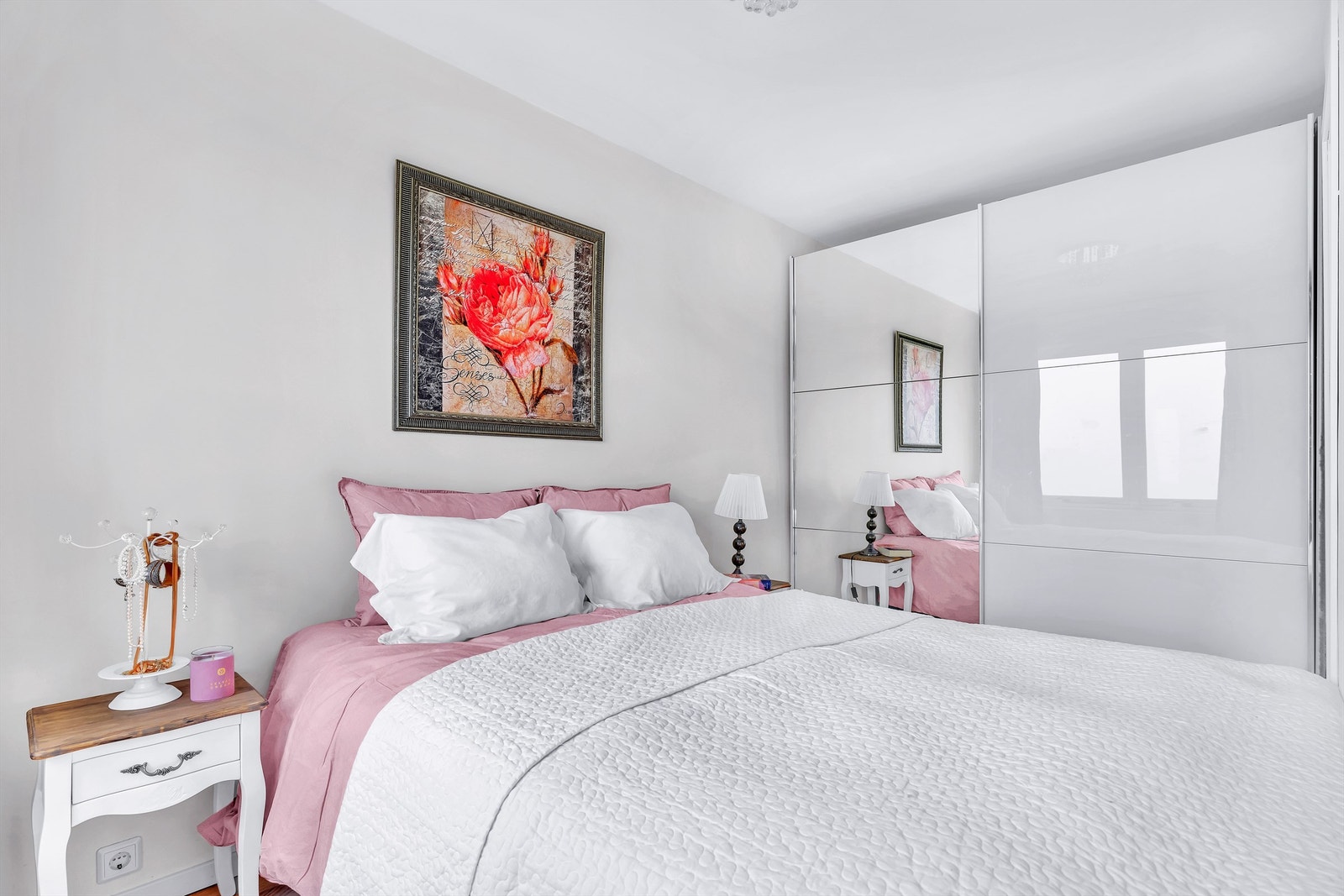 Garderobeskap langs den ene veggen. Galleribilde