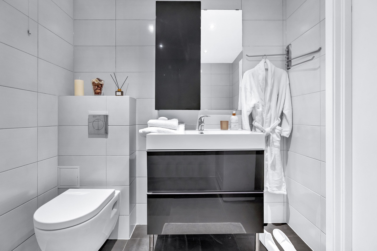 Pent baderom fra 2013. Flislagt gulv med varme og flislagte vegger. Nedsenket himling i malt flate med downlights. Galleribilde