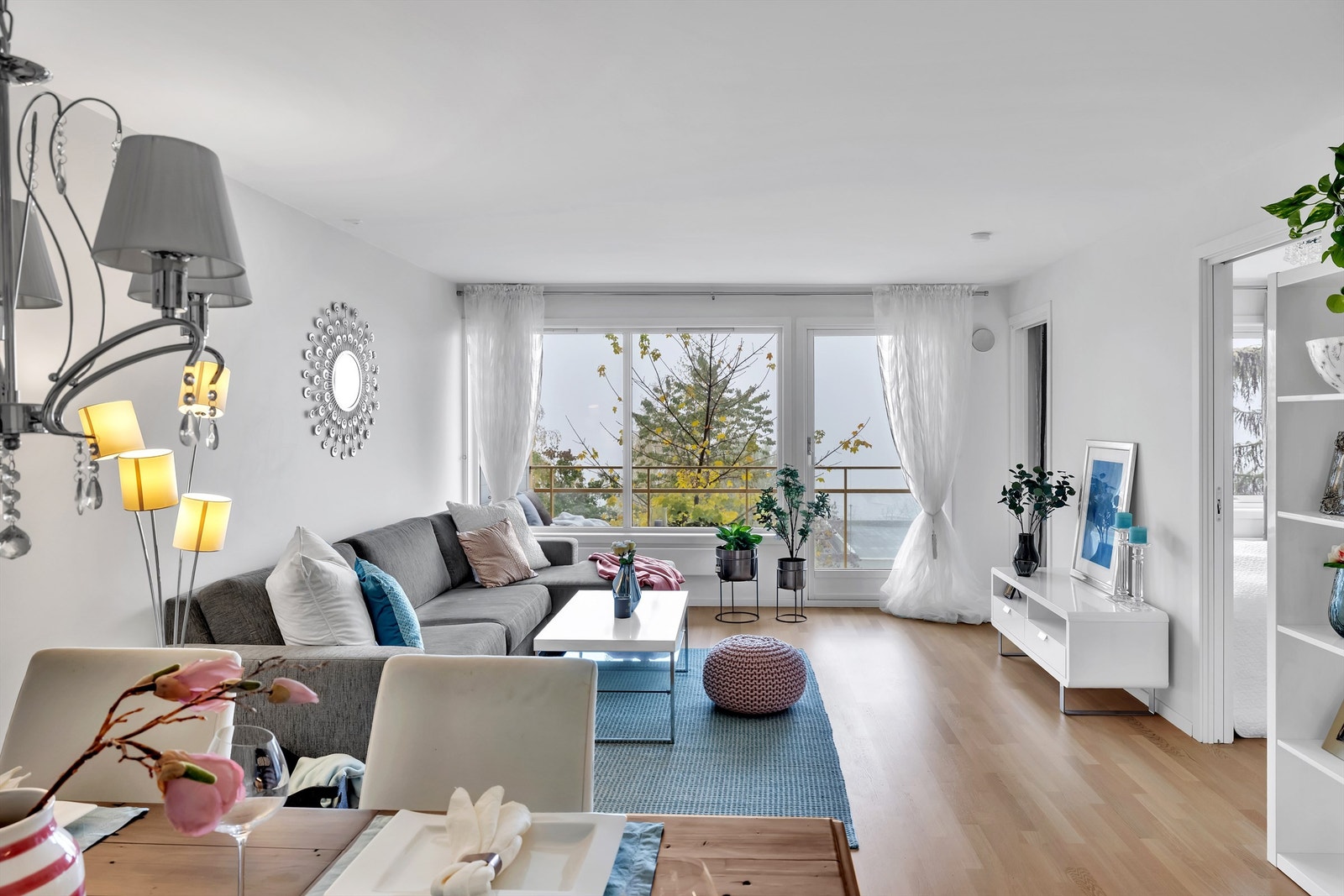 Store og flotte vinduer og balkongdør fra 2002 som gir godt med naturlig lys. Galleribilde