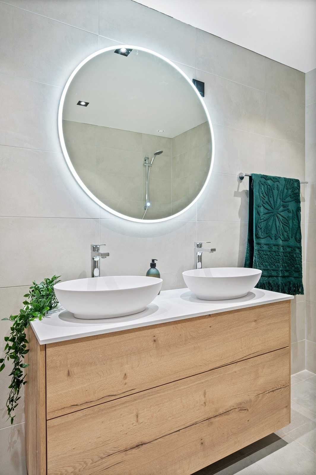 Innredningen består av en åpen dusj, stor servantinnredning med hele 2 servanter, et stort rundt speil med lys i over servantene, samt et vegghengt toalett. Galleribilde