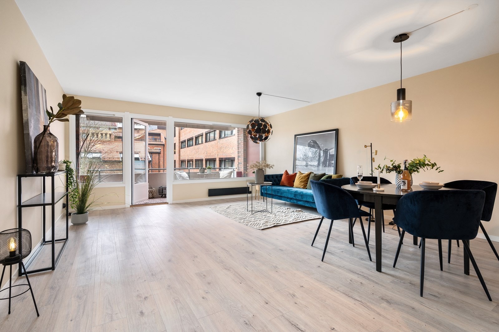 Med det lyse 1-stavs laminatet på gulv, veggene som er malt i en rolig og innbydende fersken-farge, og de store vinduene som byr på masse naturlig lys får rommet en ekstra luftig og behagelig følelse. Galleribilde