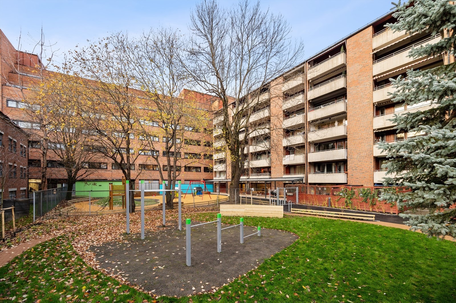 Med en sentral beliggenhet på Grønland er det kort vei til alt hovedstaden har å by på. I nærområdet har du barnehager og skole, caféer, shopping, og et godt kollektivtilbud. Leiligheten disponerer en loftsbod på ca. 5m² med skråtak, og en garasjeplass. Galleribilde