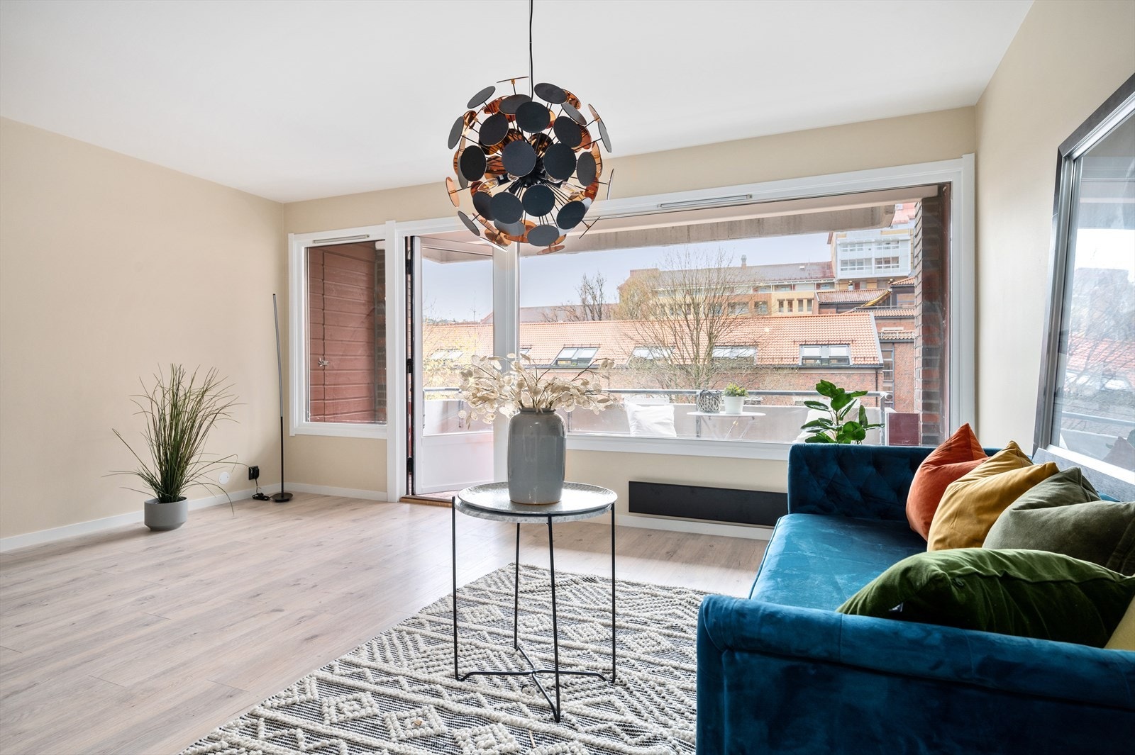 Stuen har også god plass for diverse oppbevaringsmøblement slik at du får oppbevart og frontet dine favorittgjenstander. Galleribilde