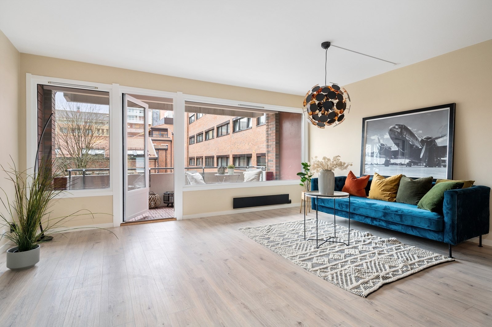 Ved totalrehabiliteringen av leiligheten er det lagt stor vekt på orden og detaljer - i samband med at det er trukket nye ledninger i hele leiligheten, er det også montert moderne sorte stikkontakter og matchende sorte panelovner i hvert rom. Galleribilde