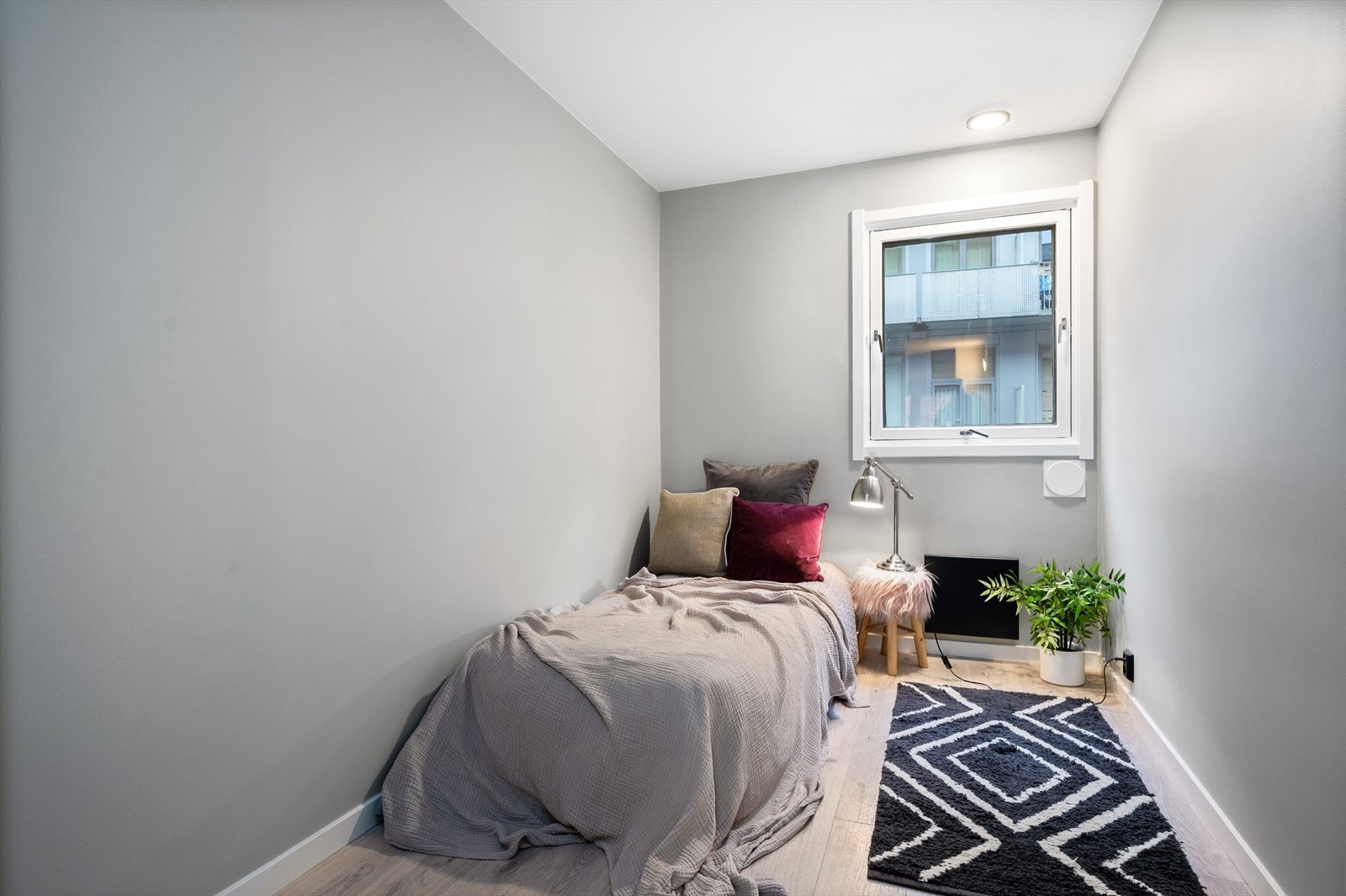 I det tredje soverommet har du også god plass til en seng med tilhørende møblement, samt medfølgende garderobeskap. Disse 2 mindre soverommene er perfekte til enten barnerom, gjesterom/kontor, eller hva enn du ønsker å bruke de til! Galleribilde