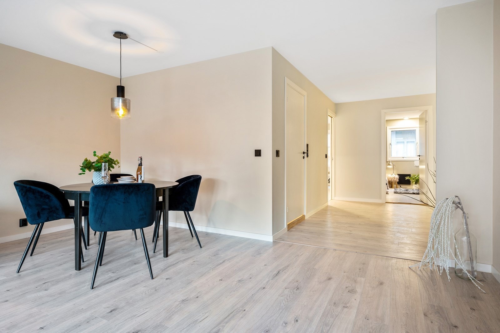 En hyggelig spisegruppe finner fort sin plass i den ene delen av rommet. Galleribilde