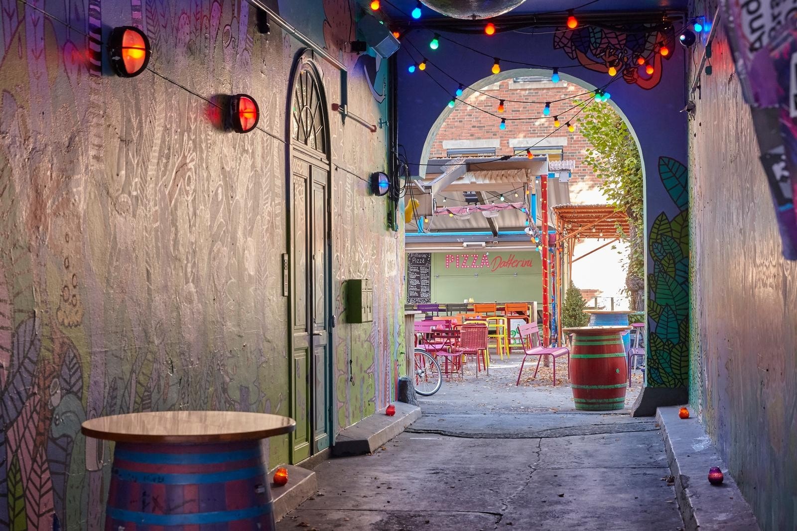 Dattera til Hagen er en fargerik bar, café og klubb fordelt over to etasjer med Oslos fineste bakgård. Galleribilde