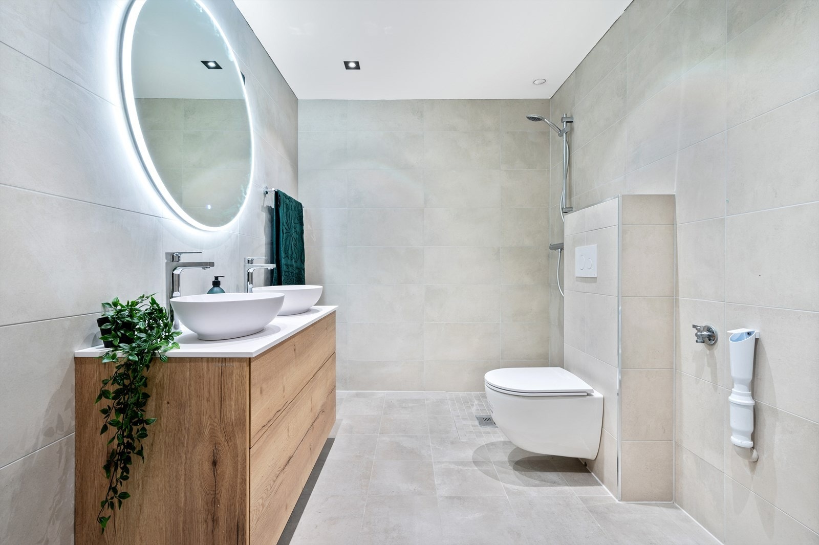 Det lekre badet er likt resten av leiligheten totaloppusset rett før salg, dvs. høsten 2021. Her er det downlights i tak, store fliser på vegger og en mindre størrelse av de samme flisene på gulv. Galleribilde