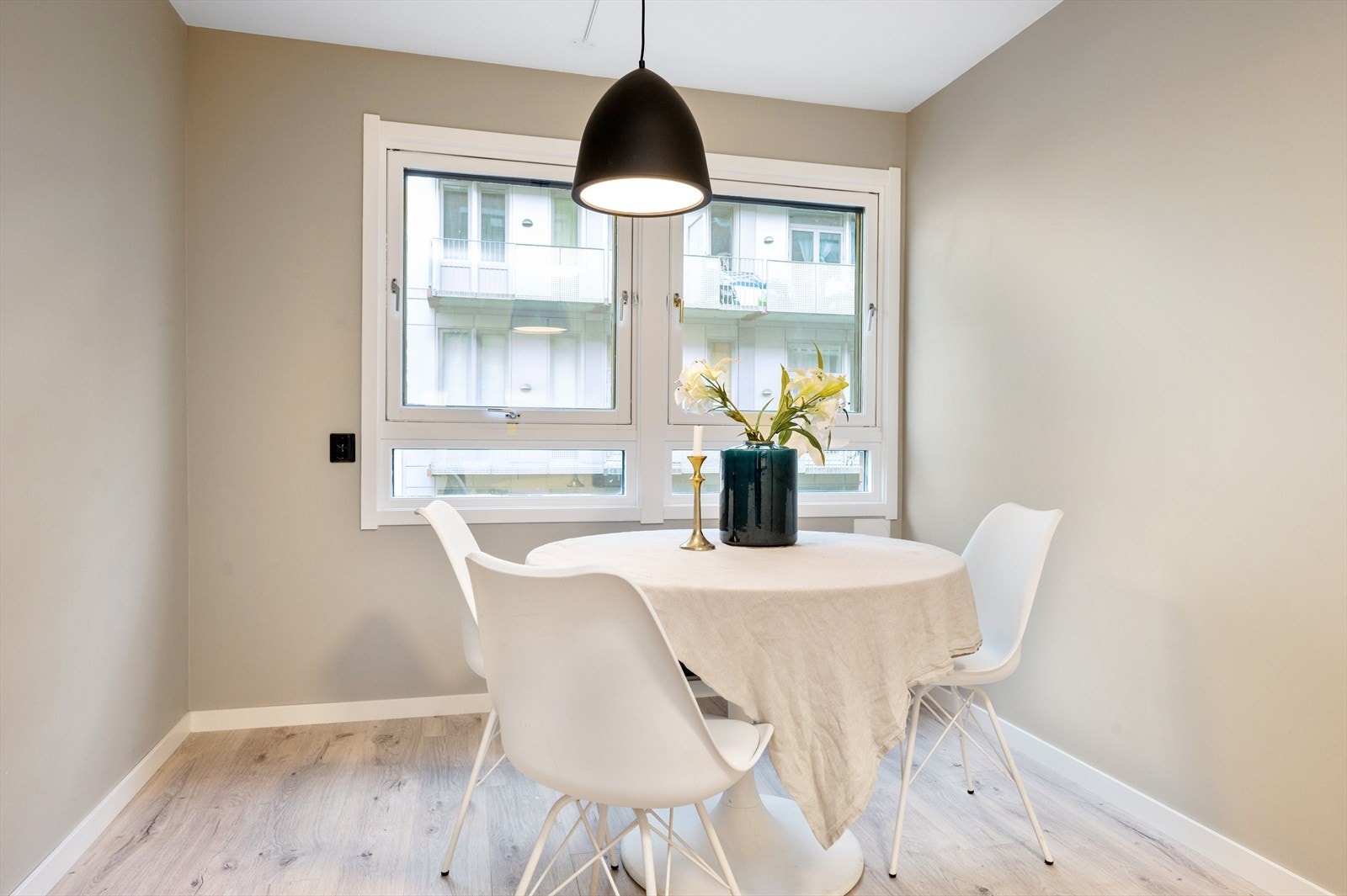 Vegger malt i en lun griege-farge og masse naturlig lys strømmende inn fra de store vinduene er reseptet for en koselig middag, eller hyggelig frokost. Galleribilde