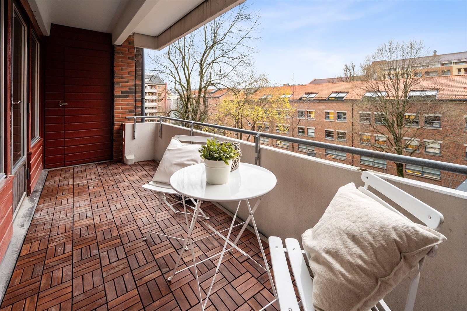 Fra stuen er det utgang til en koselig balkong på ca. 7,5 m² med bod på ca. 1 m². Her har du god plass til en sittegruppe for å nyte utsikten over de flotte uteområdene. Hvis du er den med grønne fingrer kan du her også prøve deg på litt beplantning. Galleribilde