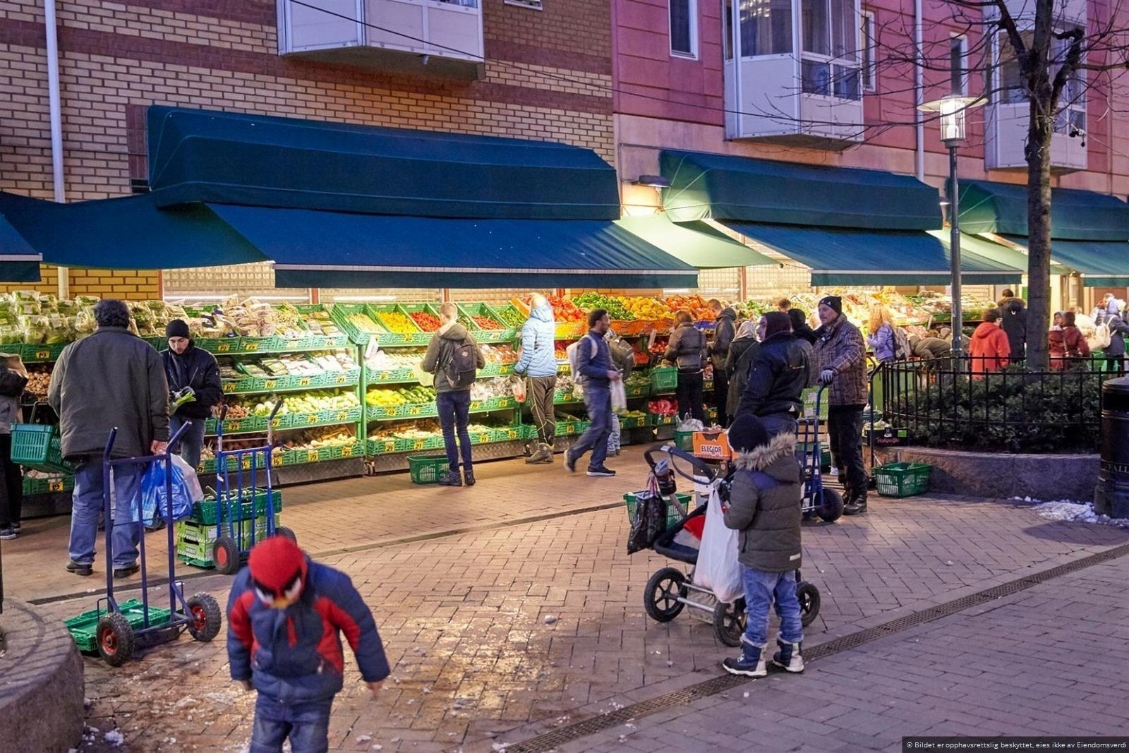 Det er ikke rart at det alltid er folksomt i butikken nederst i Smalgangen mot Akerselva. Mange kommer langt fra for å handle her. Og grunnene er enkle å forstå: Utvalg, kvalitet og pris. Galleribilde
