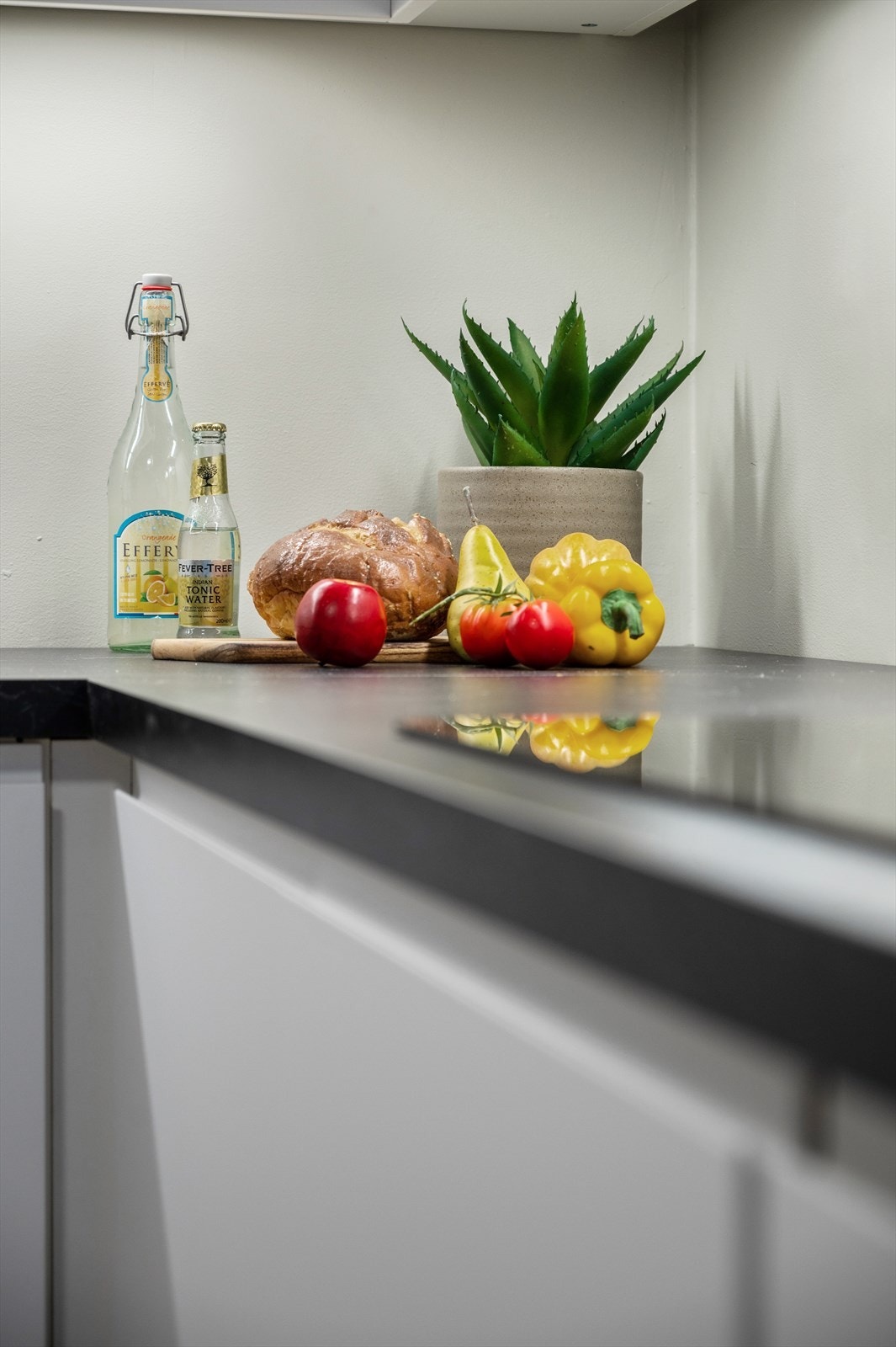 Hvitevarene består av en integrert stekeovn, micro, induksjonstopp, kjøl/frys, oppvaskmaskin, samt en ventilatorhette med kullfilter. Det er installert komfyrvakt og lekkasjevarsler med magnetventil for stenging av vann, samt varmtvannsbereder. Galleribilde