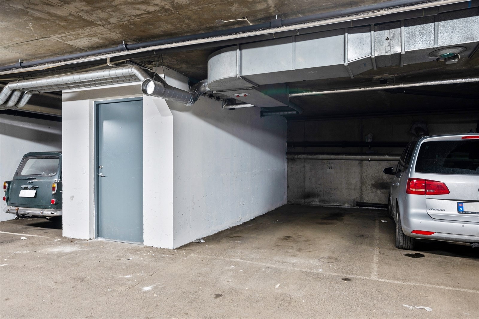 Garasjeplass i felles garasjekjeller med enkel og kjapp adkomst via heis med mulighet for ladeboks kan kjøpes separat. Galleribilde