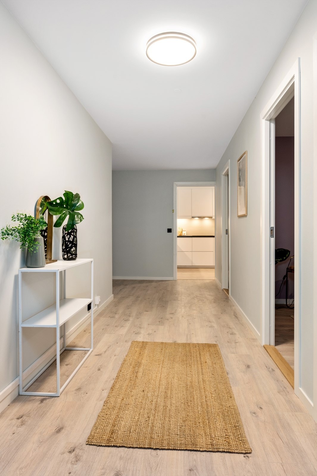 Du kommer hjem til en lys og romslig entré med dørcalling og god plass til å henge fra deg yttertøy og sette fra deg sko. Galleribilde