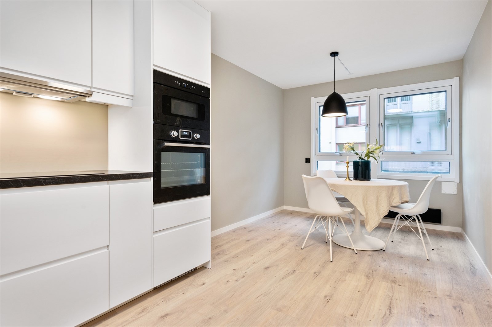 Her har du både god skap- og benkeplass for hobbykokken, og god plass til en koselig spisegruppe for frokostselskapet. Galleribilde