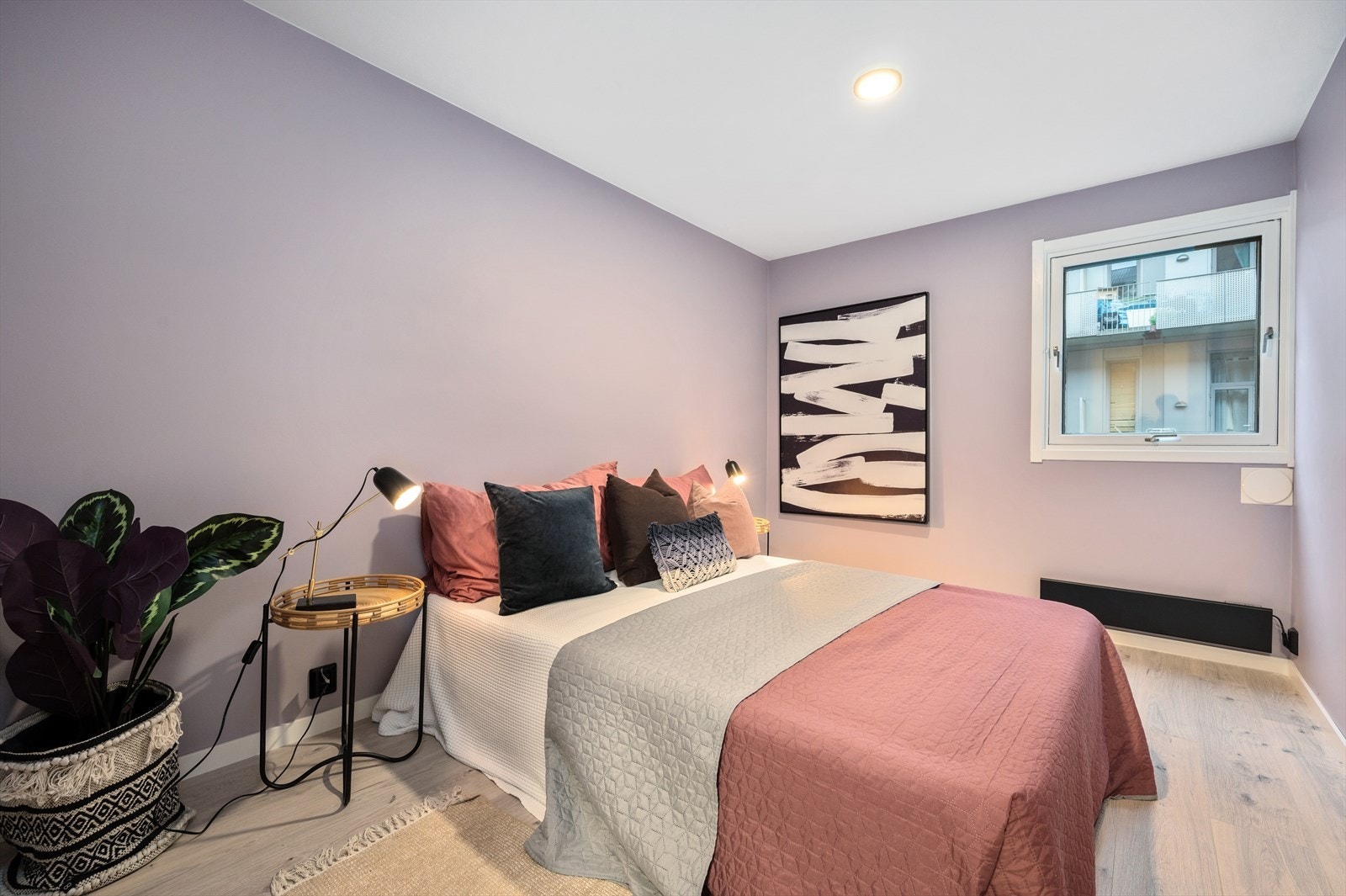 Leiligheten har 3 nydelige soverom med nye gulv og nymalte vegger å trekke seg tilbake til når kvelden nærmer seg. I det største soverommet har du god plass til en større seng med tilhørende møblement, samt et praktisk garderobeskap. Galleribilde