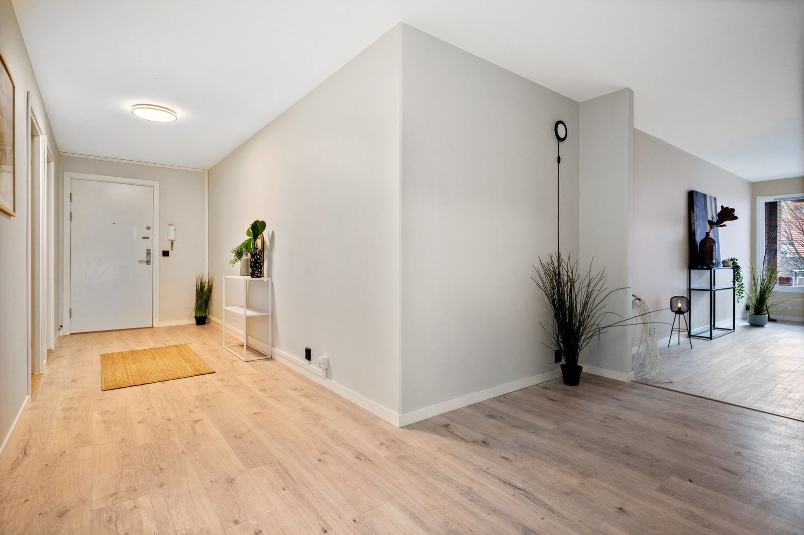 Det flotte 1-stavslaminatet på gulvet er gjennomgående for hele leiligheten, og de lyse veggene sørger for en god velkomst. Galleribilde