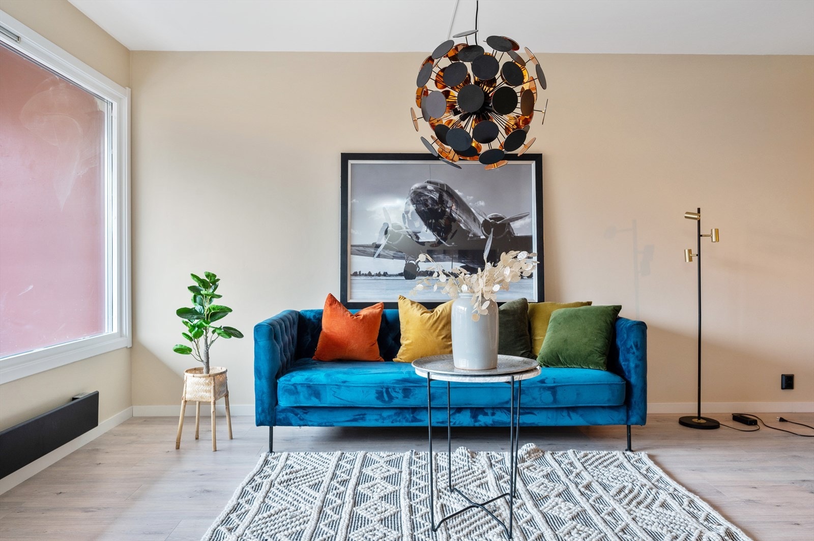 Den koselige sofakroken finner fort sin rette plass inntil vinduet slik at du kan velge på å se favorittserien eller nyte av utsikten. Galleribilde