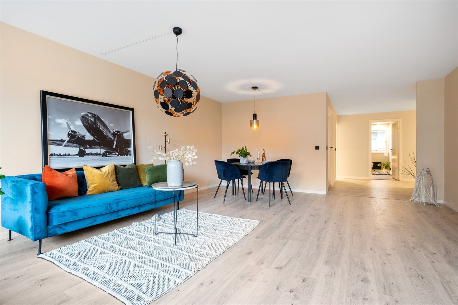 Stuen er stor og romslig med meget god planløsning som gjør det enkelt å innrede etter eget ønske! Galleribilde