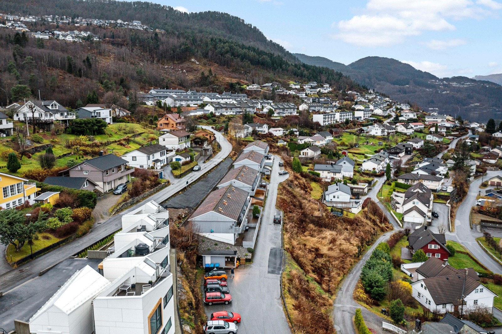 Borettslaget ligger innerst i blindvei på Nedre Fossheim - Velkommen til visning! Galleribilde