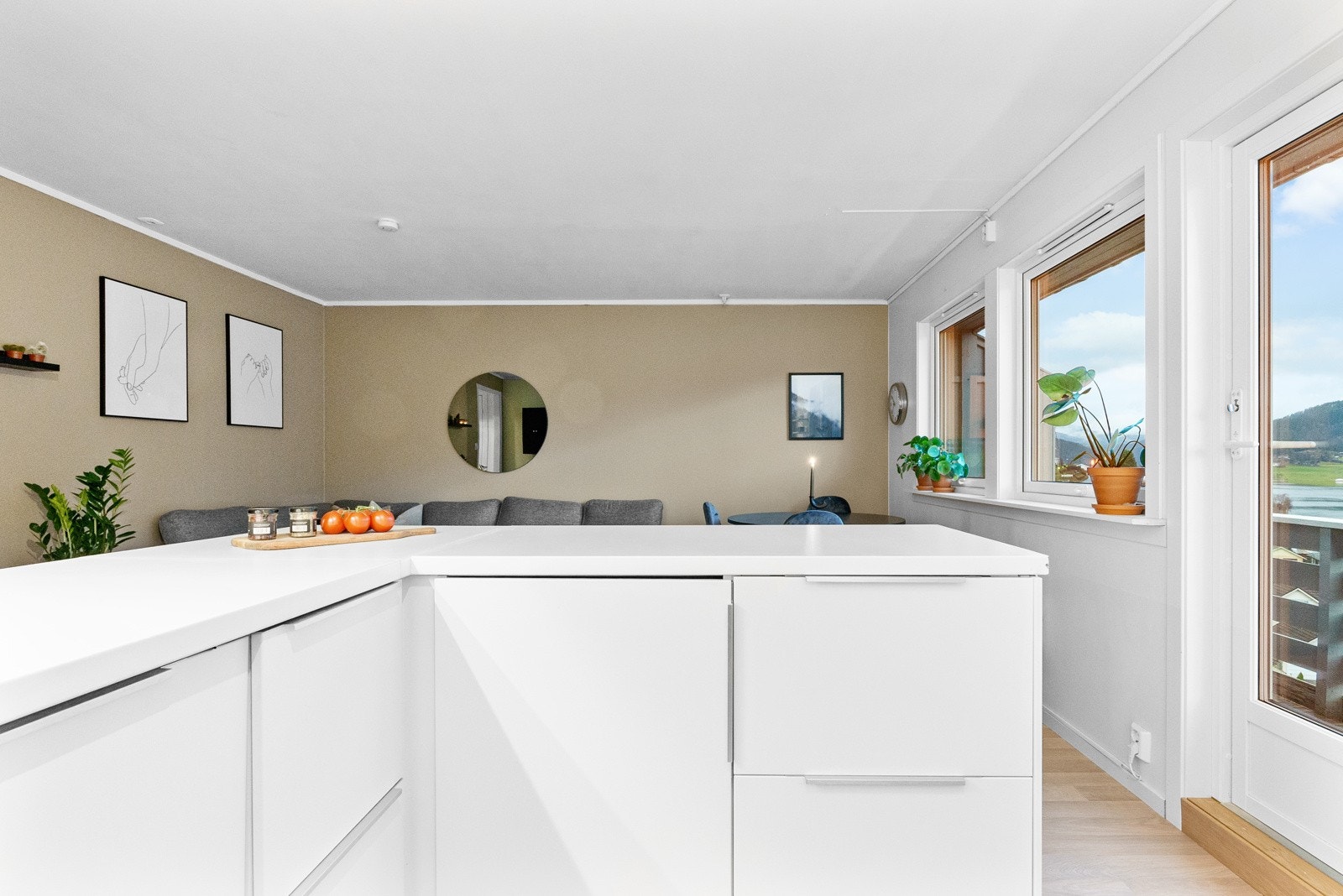 Leiligheten har åpen stue / kjøkken-løsning Galleribilde