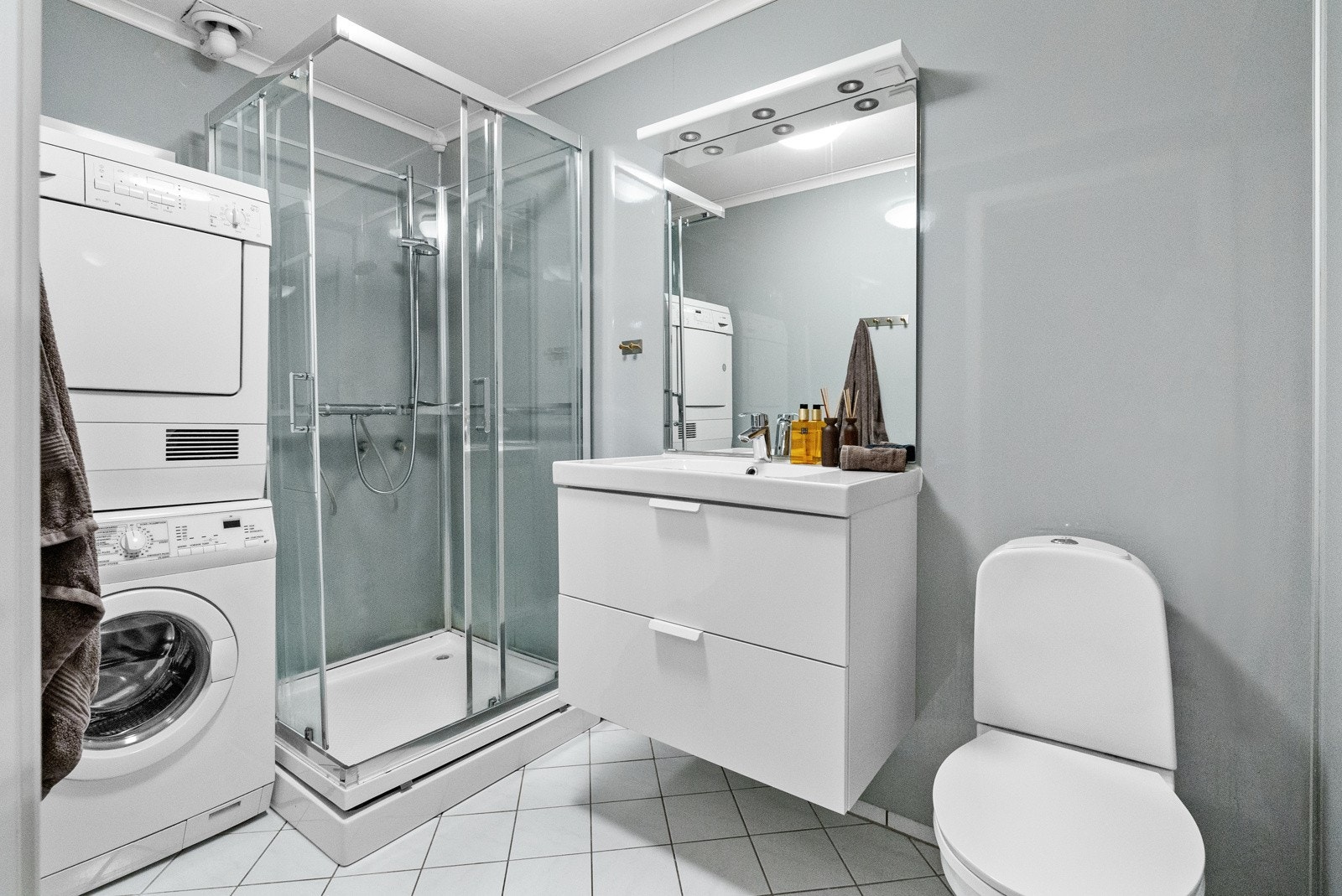 Badet har flislagt gulv med varmekabler - sanitæranlegget er oppgradert med rør i rør system Galleribilde