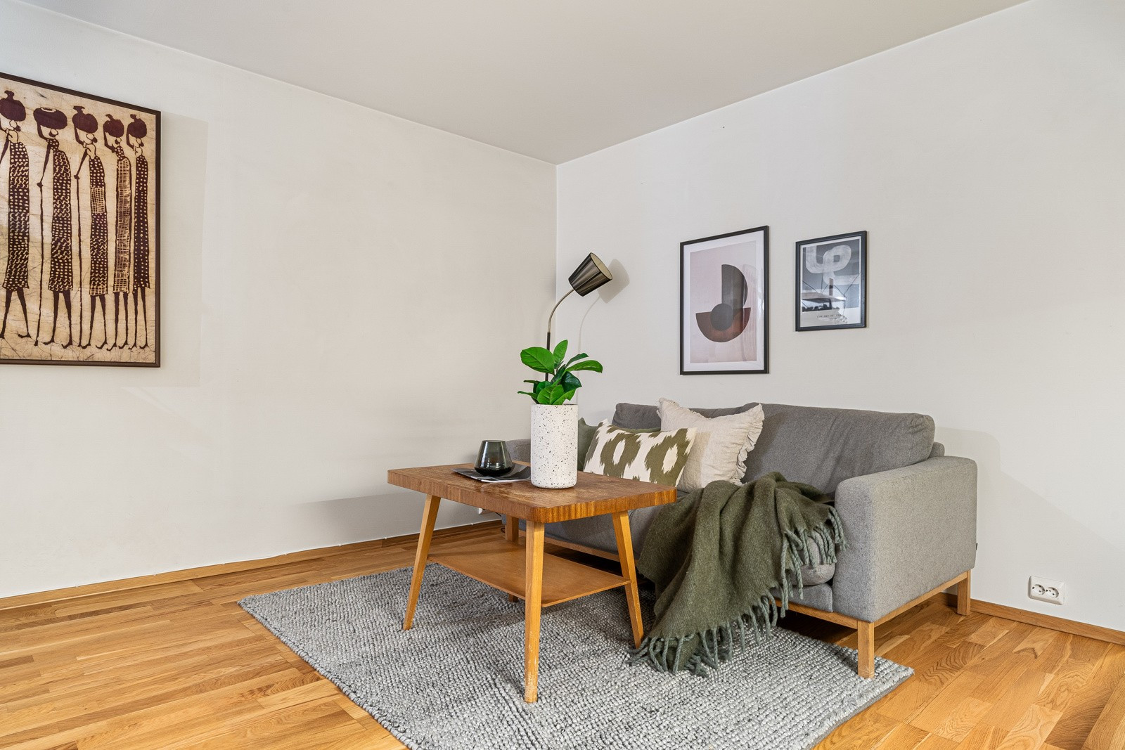 Stuen er lys med god plass til sofagruppe og tilhørende møblement.