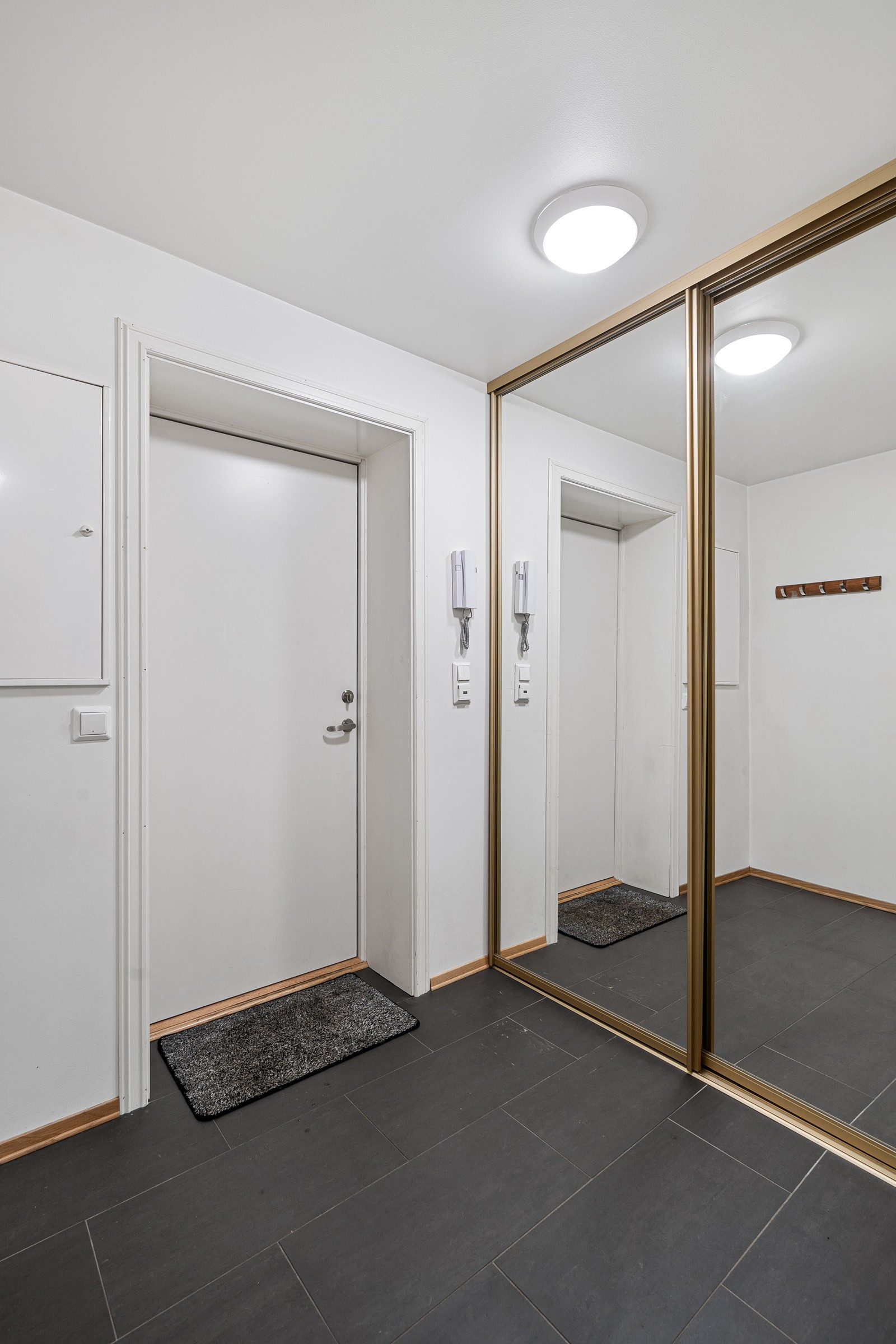 Gang/entrè med skyvedørsgarderobe med speil.
